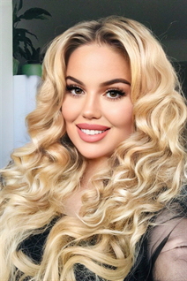 Fille roumaine elena de bucharest avec Blond cheveux 43 ans