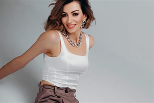 Femme parfaite olga de ricadi avec Chatain clairs cheveux, âge 42 photo-34