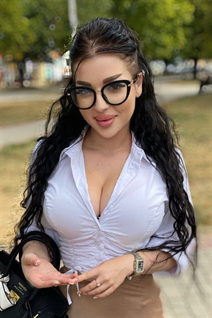 Salir con chica ucraniana valeriia de poltava con pelo Negro y edad 23