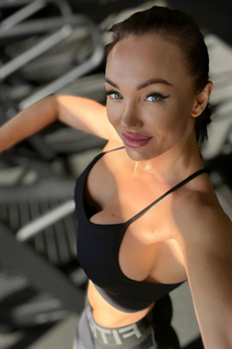 Girl from valencia julia with Dark Brown hair age 44