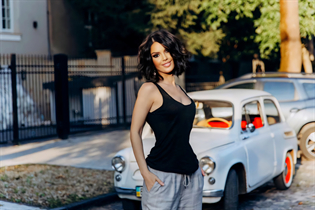 Chica en Ucrania olena de lviv con pelo Negro y edad 39 photo-3