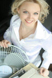 Mail order bride catalog daria from kherson with Blonde hair age 31