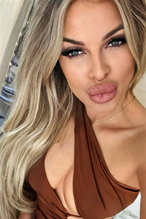 Belle femme roumaine ada de bucharest avec Blond cheveux 33 ans