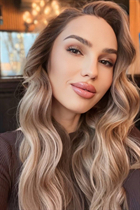 Novia de miami katerina con pelo Marrón claro y edad 34 photo-1