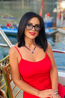 Mariée de ankara viktoria avec Noirs cheveux, âge 50