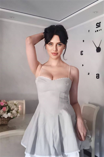 Belle mariée ukrainienne alina de khmelnytskyi avec Noirs cheveux, âge 36