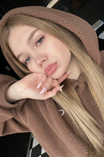 Jolie fille oksana de wroclaw avec Blanc gris cheveux, âge 24