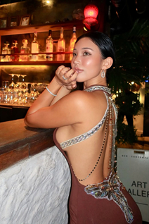 Jolie fille choi de bali avec Noirs cheveux, âge 37