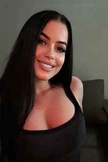 Chica ucraniana bonita nicole de kiev con pelo Negro y edad 25