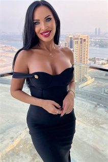 Bride from dubai marina with Black hair age 36