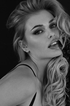 Jolie femme allemande tatyana de koblenz avec Chatain clairs cheveux 23 ans photo-8