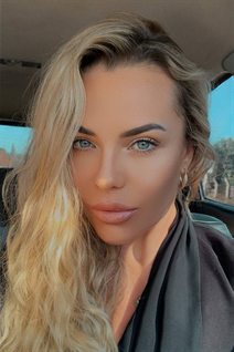 Chica de istanbul anna con pelo Rubio y edad 45