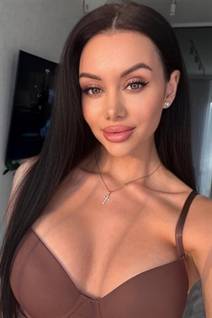 Jolie fille yulia de toronto avec Noirs cheveux, âge 32