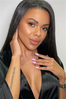 Jolie fille ukrainienne vervinia de kharkiv avec Noirs cheveux, âge 28
