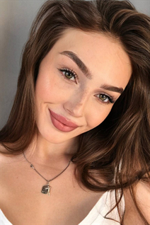 Belle femme ukrainienne alexandra de kropivnitskiy avec Chatain clairs cheveux, âge 20