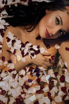 Dating a german girl elena from munich with Black hair 37 years old photo-1