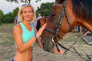 Mariée de vienna tatiana avec Blond cheveux, âge 48 photo-15