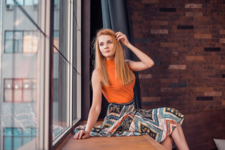 Dama de Ucrania yuliya de nikolaev con pelo Marrón claro y edad 33 photo-10