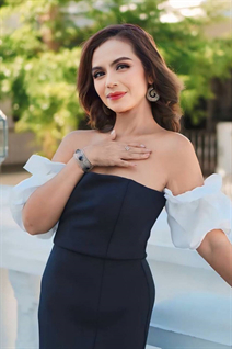 Fille de jakarta ariadita aux cheveux Brunette, age 51