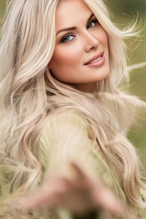 Jolie fille angelika de philadelphia avec Blond cheveux, âge 56