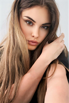 Mariée de limoges luiza avec Chatain clairs cheveux, âge 23 photo-9