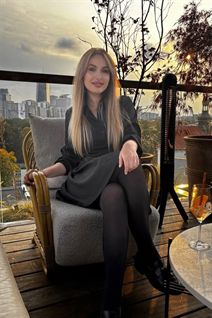 Esposa de Ucrania anastasiia de kyiv con pelo Rubio y edad 35