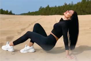 Femme parfaite elina de madrid avec Noirs cheveux, âge 37 photo-38