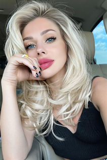 Femme parfaite inna de milano avec Blond cheveux, âge 31