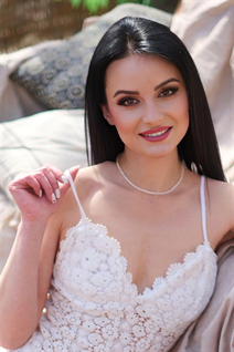 Chica ucraniana bonita victoria de ontario con pelo Negro y edad 39