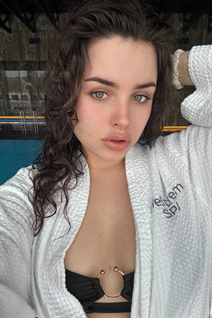 Jolie fille ukrainienne vladlena de kiev avec Brunette cheveux, âge 25