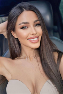 Romanian woman iulia-maria from cluj napoca with Dark Brown hair 26 years old