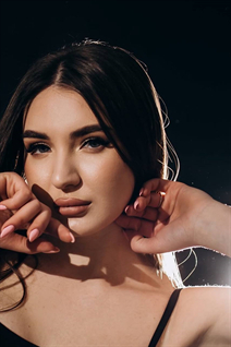 Modelo ucraniana anna de pervomaisk con pelo Marrón oscuro y edad 22