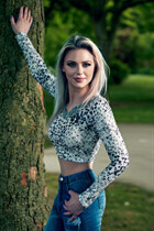 hull bride daina with Blonde hair age 42 photo-19