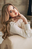Pretty girl nadia from miami with Light Brown hair age 22 photo-1
