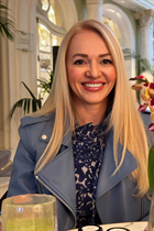 Mariée de nice angelica avec Blond cheveux, âge 48