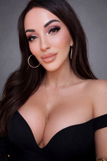 Belles femmes ukrainiennes viktoria de kyiv aux cheveux Brunette, age 40