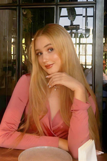 Ukrainian woman alisa from kyiv with Blonde hair age 18