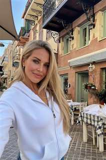 Novia de naples mia con pelo Rubio y edad 42