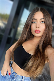 Dame d'Ukraine ilona de san francisco avec Chatain clairs cheveux, âge 25
