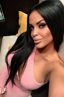 Jolie fille anna de belgrade avec Noirs cheveux, âge 34