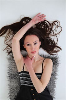 Beauté ukrainienne anna de kyiv avec Chatain clairs cheveux, âge 33