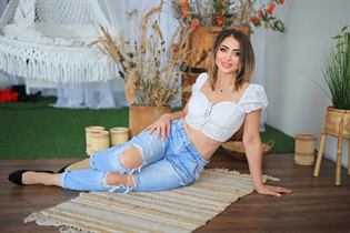 trieste bride olena with Light Brown hair age 49 photo-18