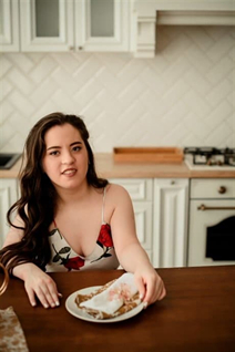 Femme ukrainienne pour sortir avec alina de zaporizhzhia avec Brunette cheveux, âge 25