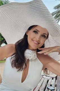 Femme parfaite oksana de valencia avec Noirs cheveux, âge 53