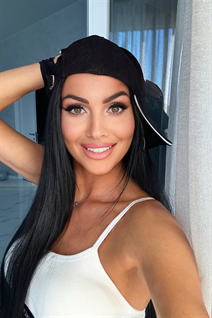 Belle fille ukrainienne yuliia de lviv avec Noirs cheveux, âge 43