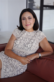 Chica ucraniana bonita yulia de kyiv con pelo Marrón oscuro y edad 55