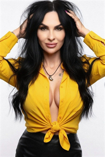 Date ukrainian girl karyna from kremenchuk with Black hair age 37