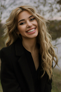 Dame d'Ukraine olga de kyiv avec Blond cheveux, âge 36