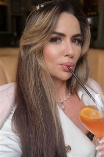 Saliendo con una mujer ucraniana olena de london con pelo Marrón oscuro y edad 45