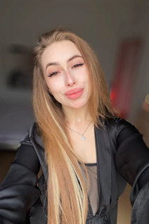Épouse d'Ukraine anna de kiev avec Chatain clairs cheveux, âge 21